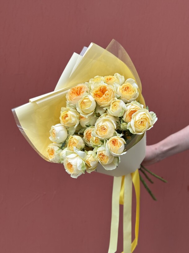 Монобукет из 5 веток пионовидной розы сильва санни, артикул F1426128 - 3650 рублей, доставка по городу. Flawery - доставка цветов