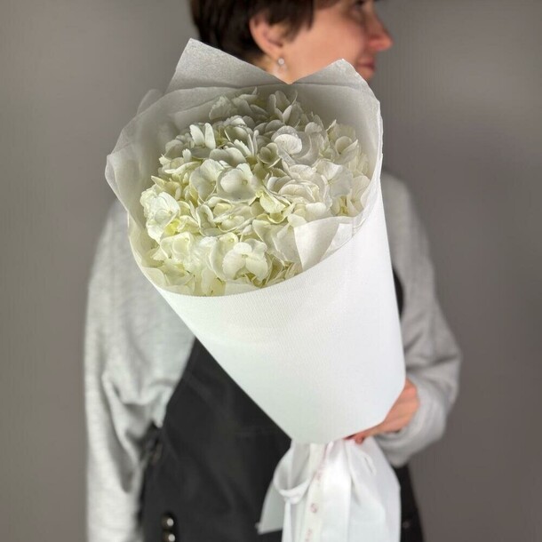 Монобукет из гортензии в белой упаковке 6726, артикул F1431361 - 1665 рублей, доставка по городу. Flawery - доставка цветов