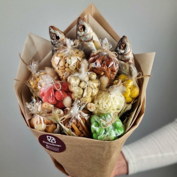 Букет пивной со снэками и рыбой, артикул F1446647 - 3650 рублей, доставка по городу. Flawery - доставка цветов