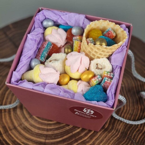 Зефирная коробка-трапеция, артикул F1446819 - 2580 рублей, доставка по городу. Flawery - доставка цветов