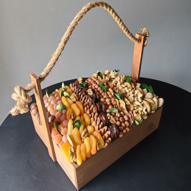 Ящик с орехами, сухофруктами l, артикул F1446832 - 6589 рублей, доставка по городу. Flawery - доставка цветов