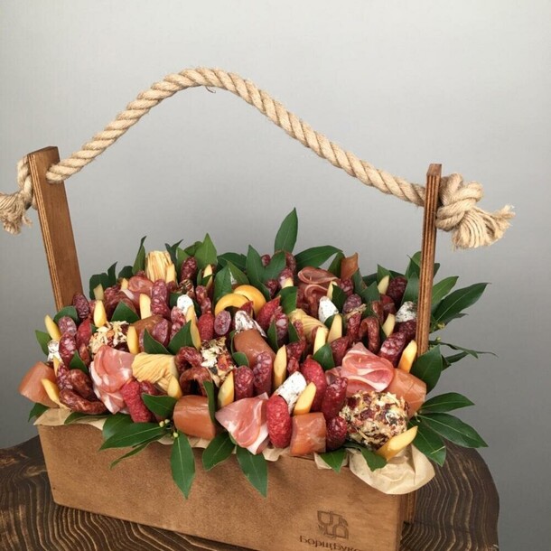 Ящик s с колбасами и сырами, артикул F1463612 - 9438 рублей, доставка по городу. Flawery - доставка цветов