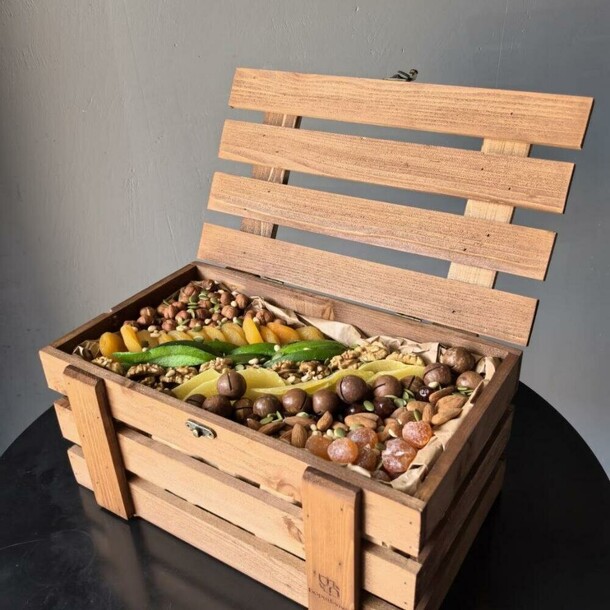 Сундук с сухофруктами и орехами, артикул F1464839 - 7535 рублей, доставка по городу. Flawery - доставка цветов