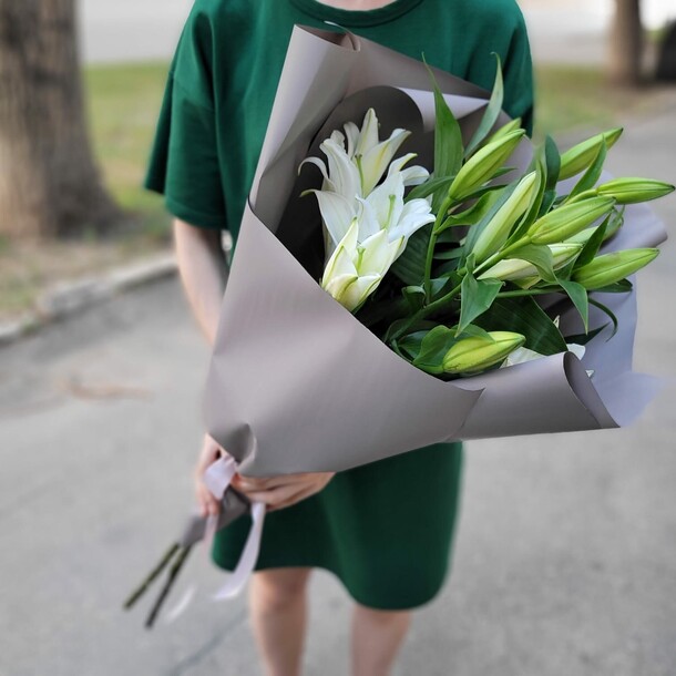 Букет из трех лилий, артикул F1304137 - 3895 рублей, доставка по городу. Flawery - доставка цветов