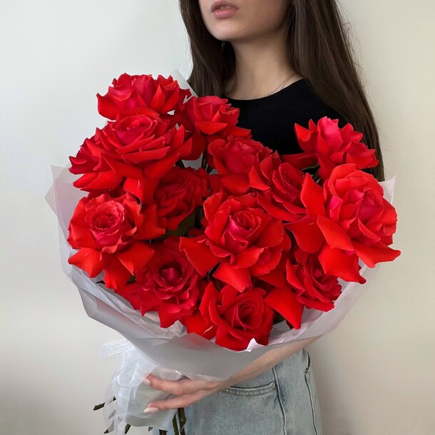15 красных роз, артикул F1256867 - 8700 рублей, доставка по городу. Flawery - доставка цветов
