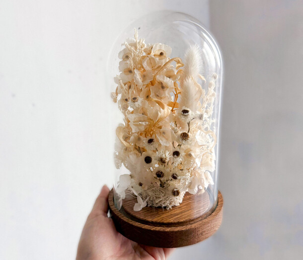 Клош "ангел" вечные цветы в колбе, артикул F1420464 - 3800 рублей, доставка по городу. Flawery - доставка цветов