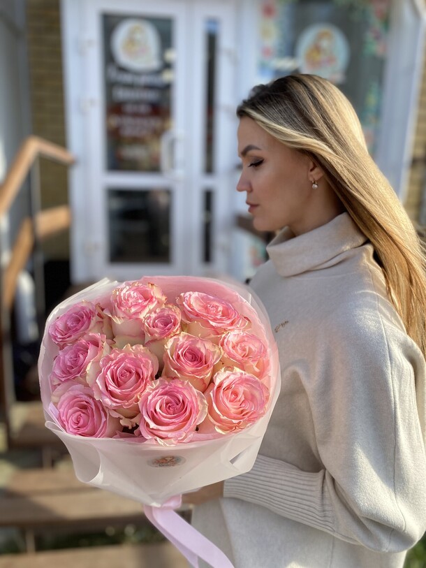 11 розовых роз, артикул F1199876 - 3350 рублей, доставка по городу. Flawery - доставка цветов