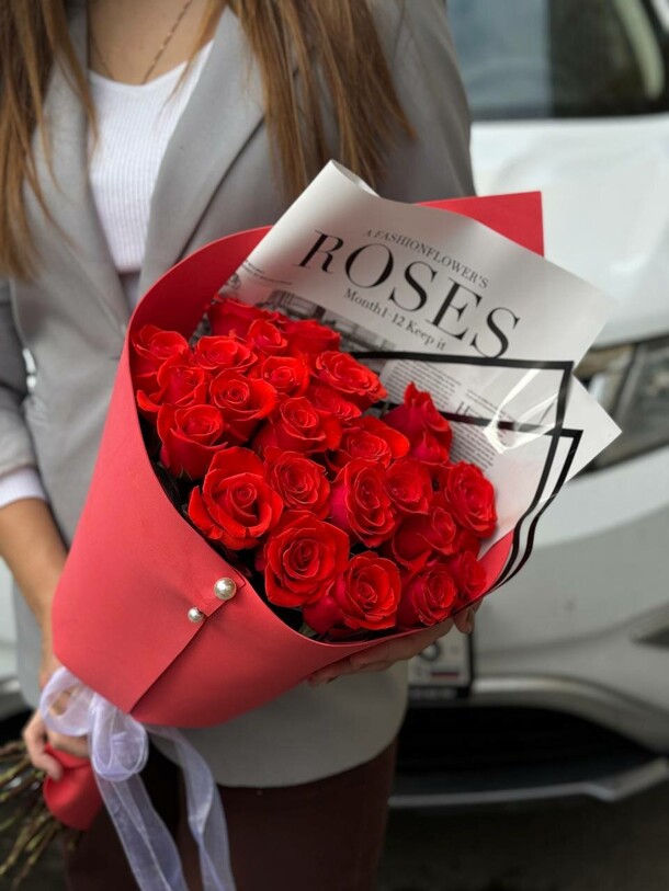 25 шикарных роз, артикул F1349932 - 7300 рублей, доставка по городу. Flawery - доставка цветов