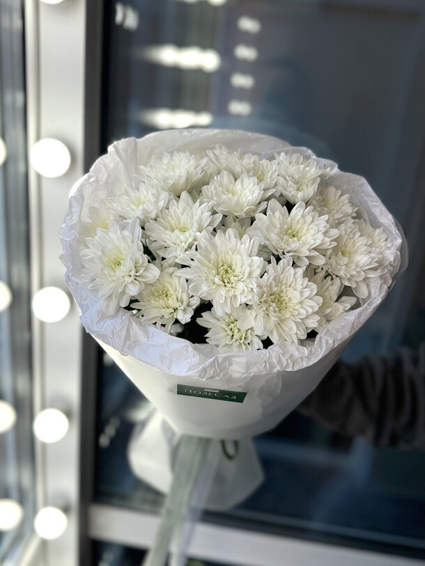 Букет хризантем в нежной упаковке, артикул F1404314 - 2850 рублей, доставка по городу. Flawery - доставка цветов