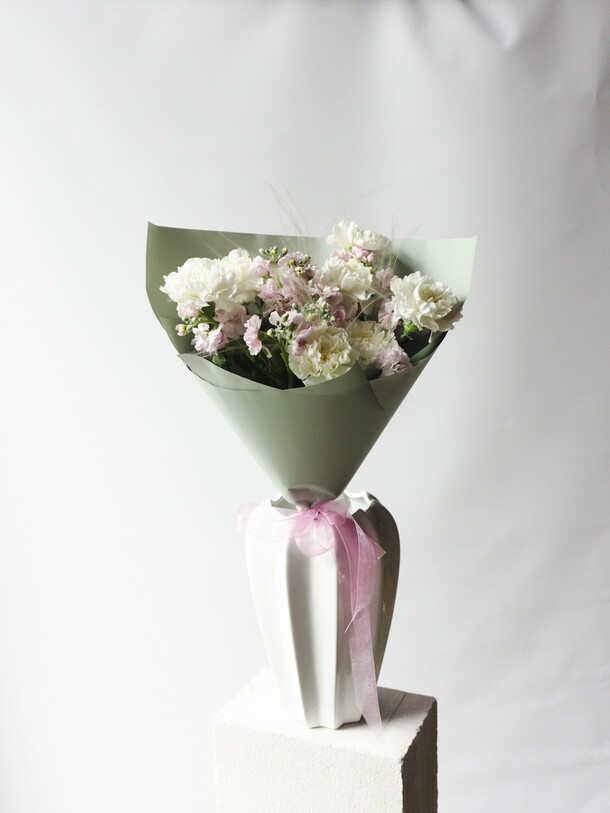 Цветочный дуэт "гвоздика и маттиола", артикул F1317302 - 3350 рублей, доставка по городу. Flawery - доставка цветов