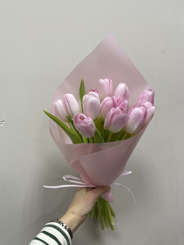 15 тюльпанов, артикул F1262903 - 5800 рублей, доставка по городу. Flawery - доставка цветов