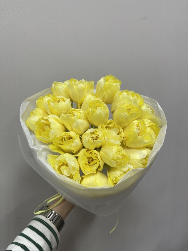 25 пионовидных тюльпанов, артикул F1262905 - 10100 рублей, доставка по городу. Flawery - доставка цветов