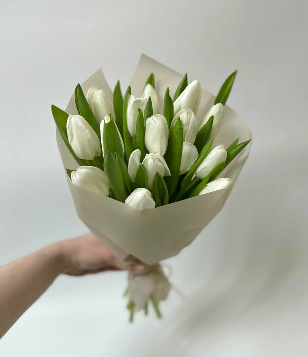 Букет из 15 белых тюльпанов, артикул F1263612 - 5800 рублей, доставка по городу. Flawery - доставка цветов