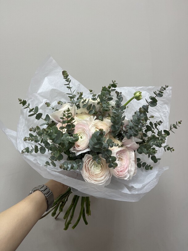 Ранункулюсы с эвкалиптом, артикул F1269678 - 17700 рублей, доставка по городу. Flawery - доставка цветов