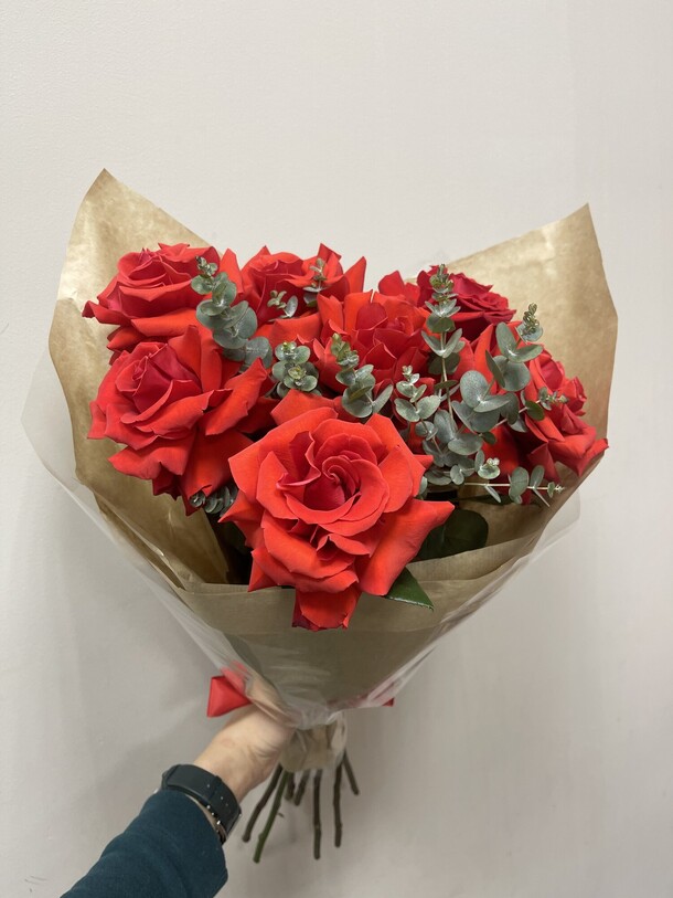 Французские розы с эвкалиптом, артикул F1269680 - 7500 рублей, доставка по городу. Flawery - доставка цветов