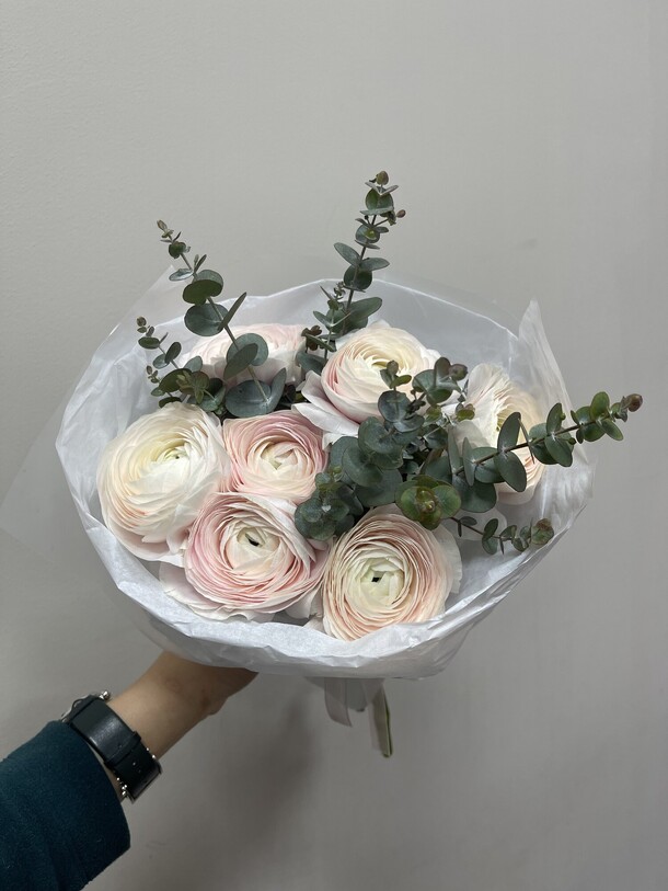 Ранункулюсы с эвкалиптом, артикул F1269683 - 8700 рублей, доставка по городу. Flawery - доставка цветов