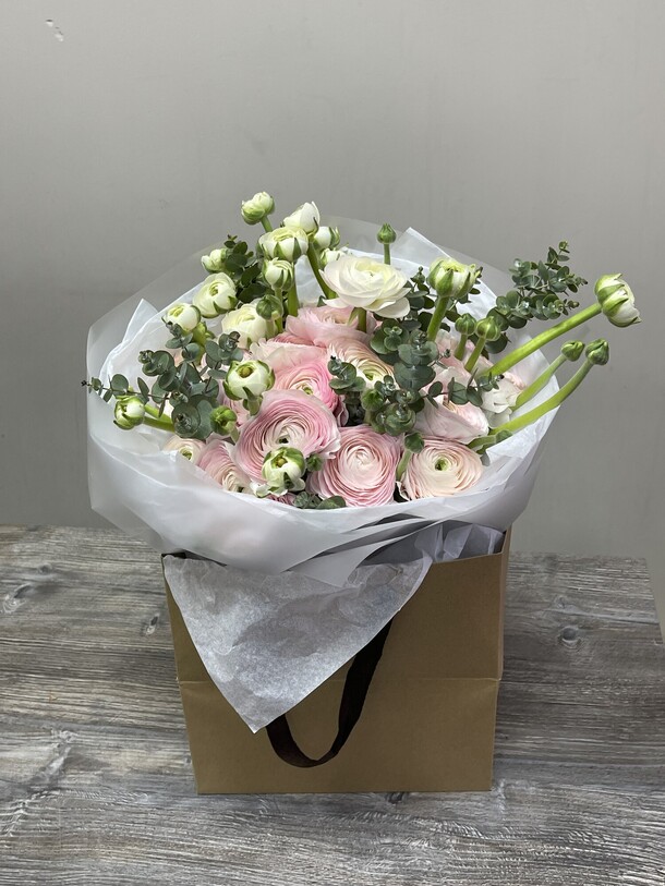 Ранункулусы с эвкалиптом, артикул F1269684 - 30000 рублей, доставка по городу. Flawery - доставка цветов