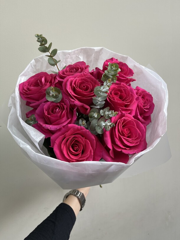Малиновые розы с эвкалиптом, артикул F1269686 - 7300 рублей, доставка по городу. Flawery - доставка цветов