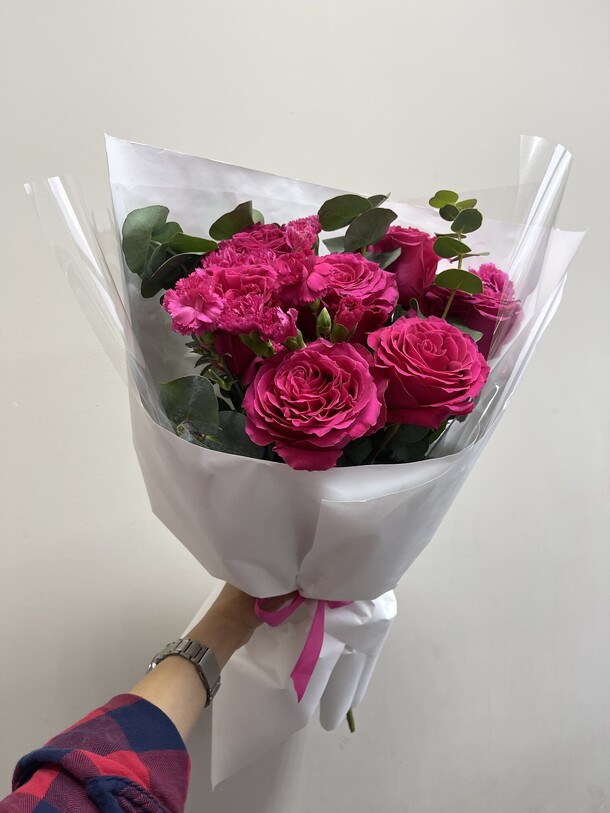 Роза с эвкалиптом, артикул F1281048 - 7800 рублей, доставка по городу. Flawery - доставка цветов