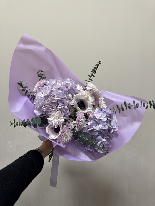 Гортензия с анемонами и эвкалиптом, артикул F1388081 - 11000 рублей, доставка по городу. Flawery - доставка цветов