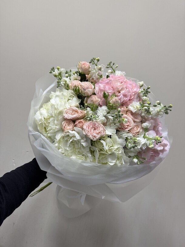 Гортензия с кустовой пионовидной розой и ароматной матиолой, артикул F1388090 - 17500 рублей, доставка по городу. Flawery - доставка цветов