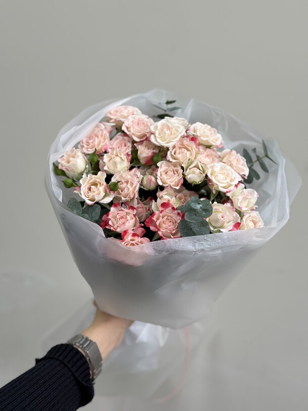 Кустовая роза с эвкалиптом, артикул F1388092 - 7000 рублей, доставка по городу. Flawery - доставка цветов