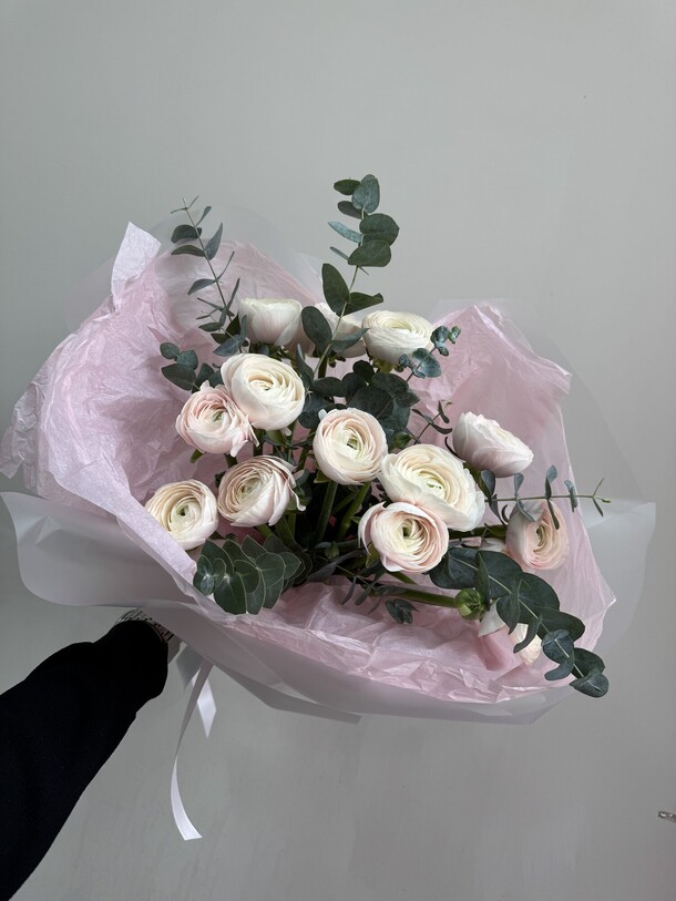 Лютики с эвкалиптом с тишью в матовой упаковке, артикул F1388097 - 19900 рублей, доставка по городу. Flawery - доставка цветов