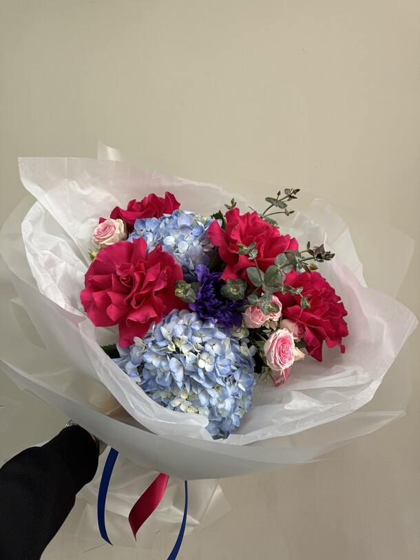Яркий букет с гортензией,  анемоном, кустовой и французскими розами, артикул F1388101 - 19900 рублей, доставка по городу. Flawery - доставка цветов