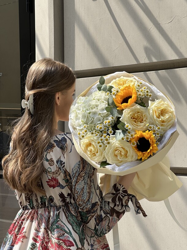 Авторский букет «летний», артикул F1204444 - 5800 рублей, доставка по городу. Flawery - доставка цветов