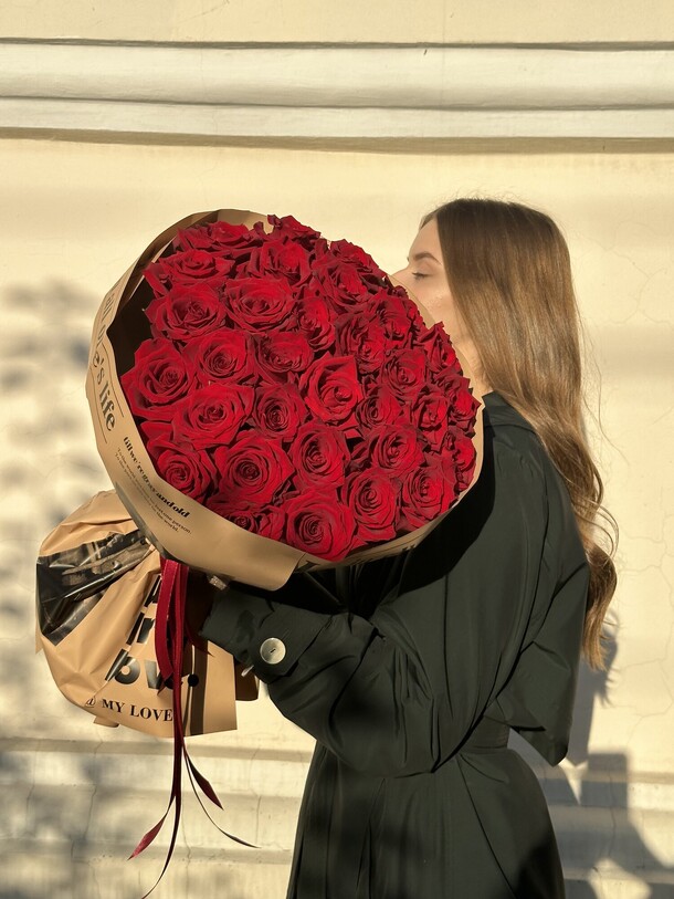 «любовь» букет из 31 розы, артикул F1284567 - 14495 рублей, доставка по городу. Flawery - доставка цветов