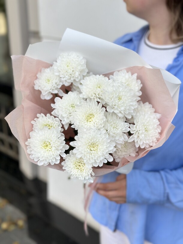 Букет из белых хризантем, артикул F1332373 - 1690 рублей, доставка по городу. Flawery - доставка цветов