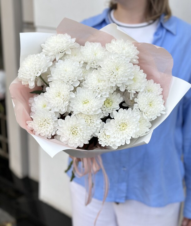 Букет из белых хризантем 🤍, артикул F1332374 - 2600 рублей, доставка по городу. Flawery - доставка цветов