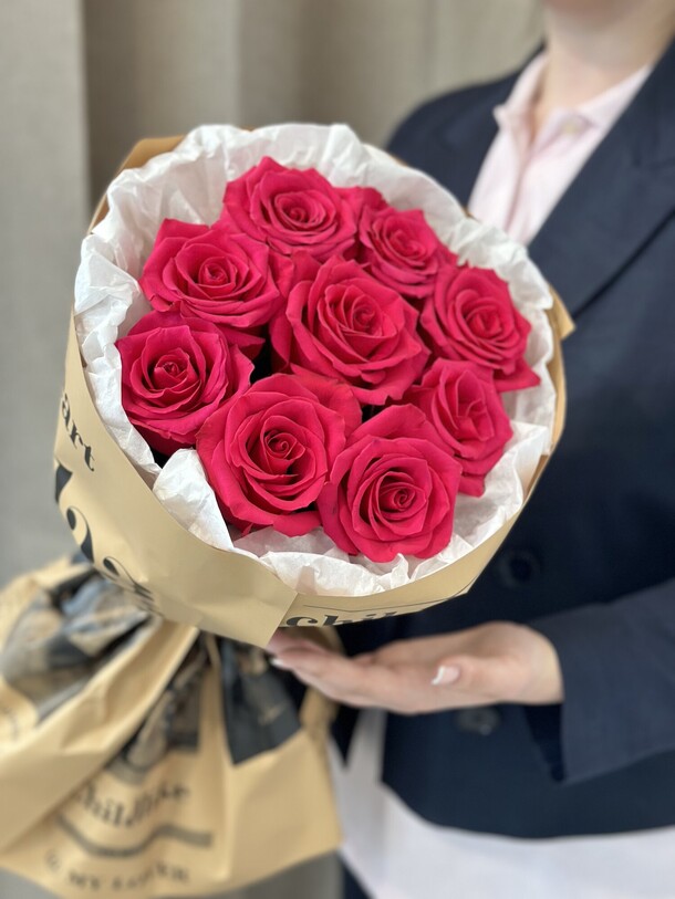 Букет из малиновых роз 💞, артикул F1376801 - 4800 рублей, доставка по городу. Flawery - доставка цветов