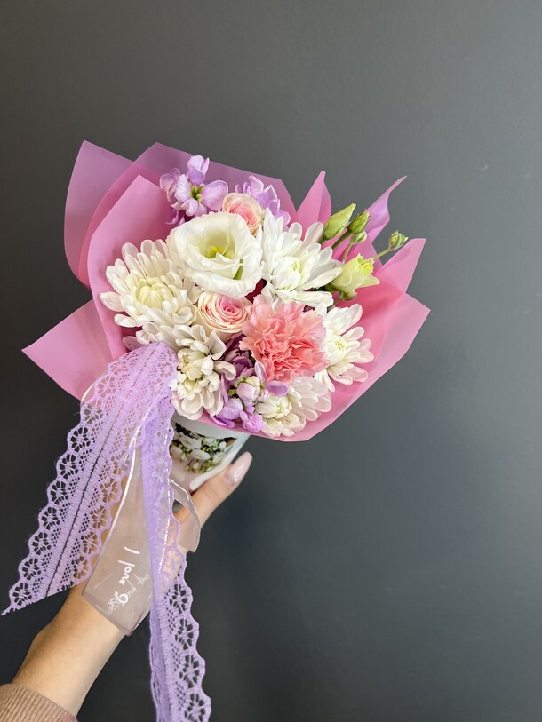 Мини букетик в стаканчике, артикул F1201912 - 1653 рублей, доставка по городу. Flawery - доставка цветов