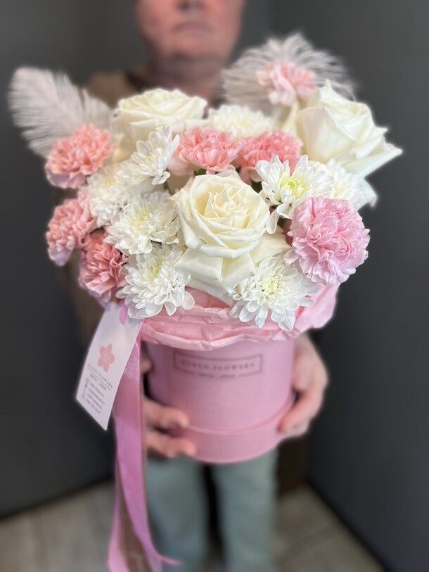 Цветы в коробке, артикул F1210125 - 4470 рублей, доставка по городу. Flawery - доставка цветов