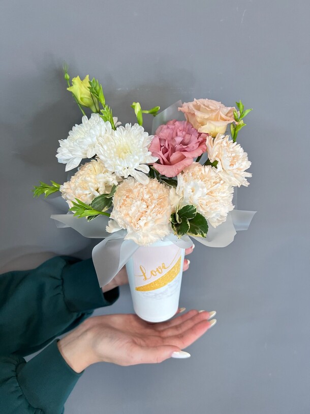 Композиция с диантусами, артикул F1317982 - 1653 рублей, доставка по городу. Flawery - доставка цветов