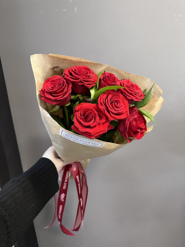 Красные розы в крафте, артикул F1320846 - 2479 рублей, доставка по городу. Flawery - доставка цветов