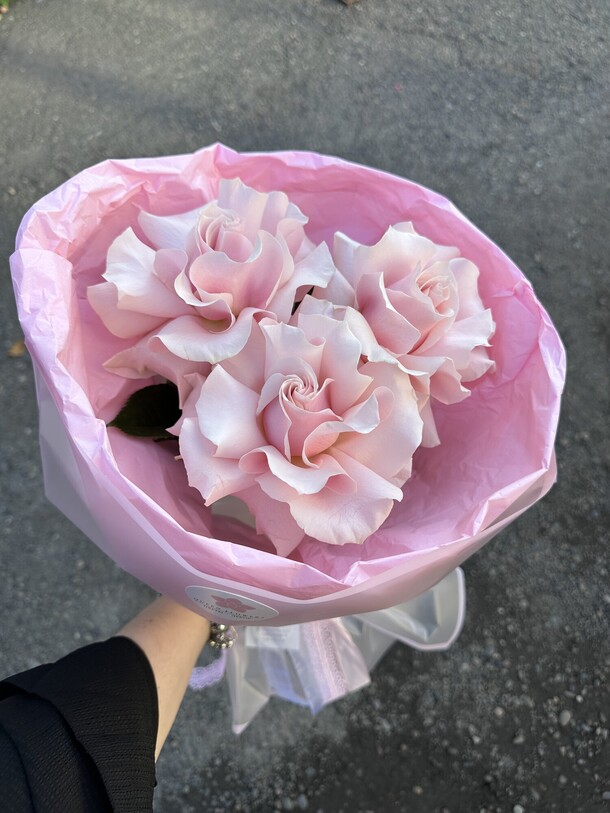 Французские розы в оформлении, артикул F1321470 - 2066 рублей, доставка по городу. Flawery - доставка цветов