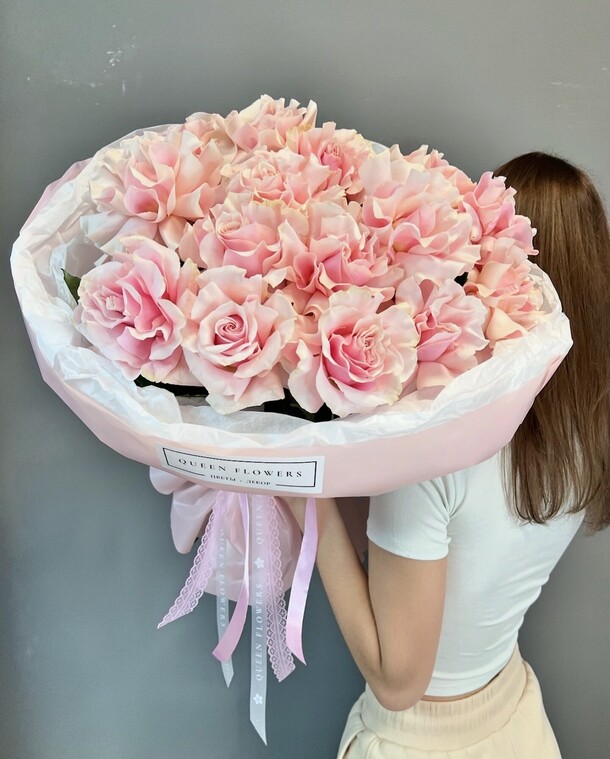 Моно из французских роз 🫶🏻, артикул F1323833 - 7851 рублей, доставка по городу. Flawery - доставка цветов