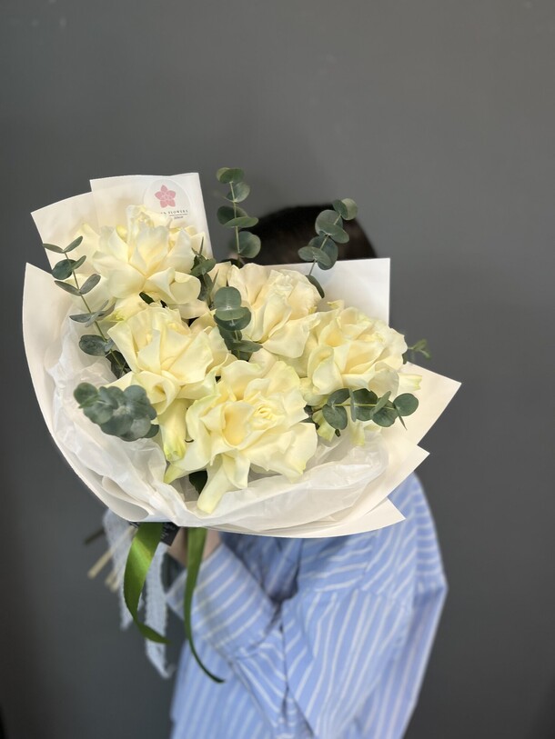Букет с белыми французскими розами💗, артикул F1323871 - 3305 рублей, доставка по городу. Flawery - доставка цветов