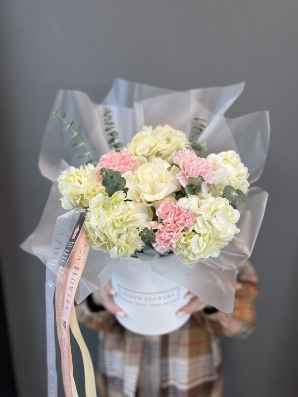 Микс коробочка с гортензией, артикул F1325123 - 3719 рублей, доставка по городу. Flawery - доставка цветов