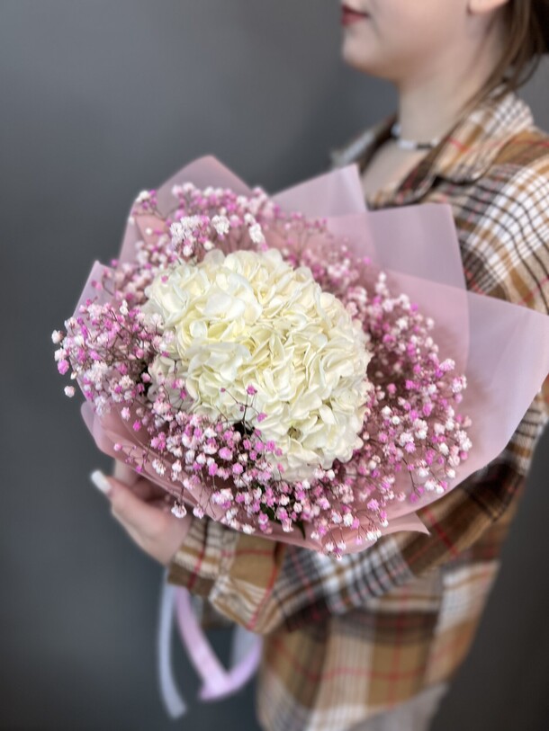 Гортензия с гипсофилой, артикул F1325128 - 2562 рублей, доставка по городу. Flawery - доставка цветов