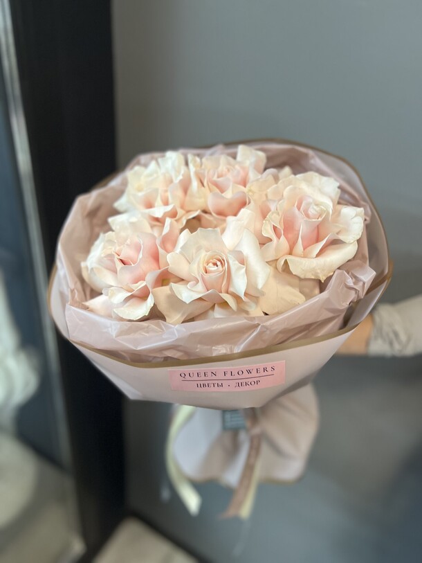 Французские розы в оформлении, артикул F1327399 - 3141 рублей, доставка по городу. Flawery - доставка цветов