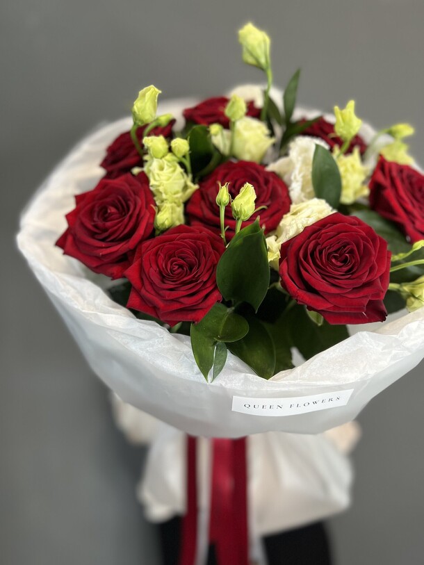 Букет из розы классической и эустомы, артикул F1328087 - 7025 рублей, доставка по городу. Flawery - доставка цветов