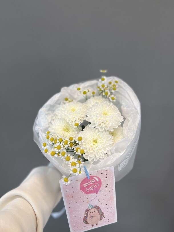 Букет из ромашки с хризантемой, артикул F1333332 - 1653 рублей, доставка по городу. Flawery - доставка цветов