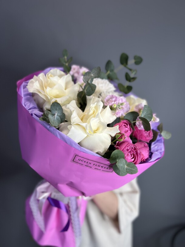 Сборный букет в яркой упаковке 🩷💜, артикул F1405605 - 5165 рублей, доставка по городу. Flawery - доставка цветов