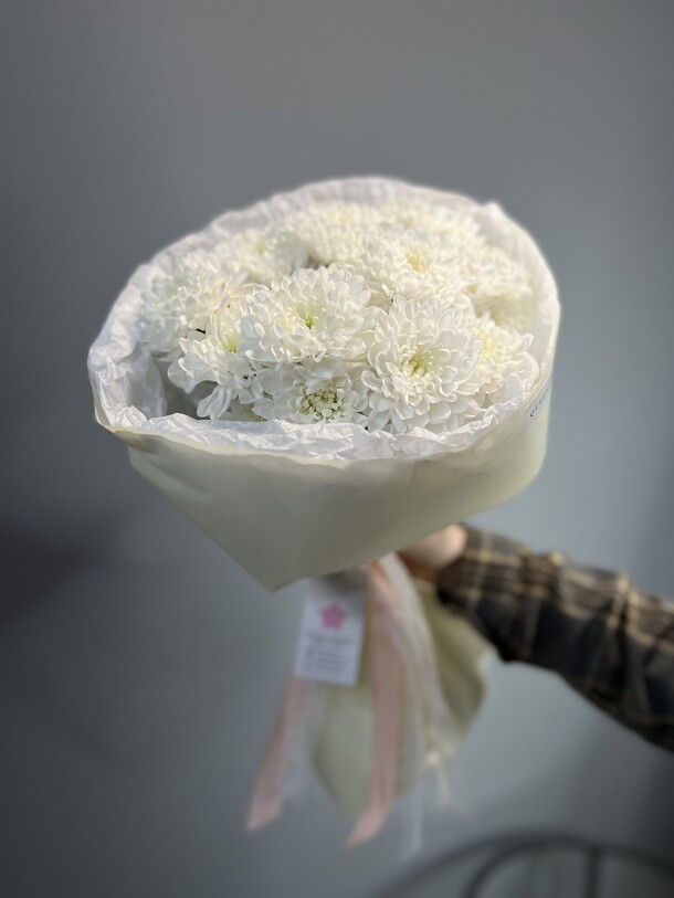 Нежный букет из трёх хризантем, артикул F1405618 - 2479 рублей, доставка по городу. Flawery - доставка цветов