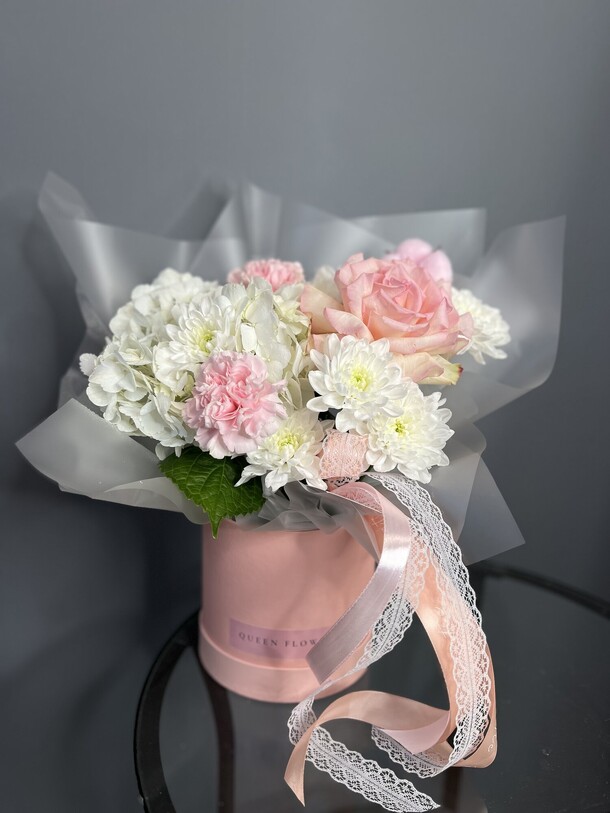 Нежная коробка с гортензией, артикул F1405658 - 3388 рублей, доставка по городу. Flawery - доставка цветов