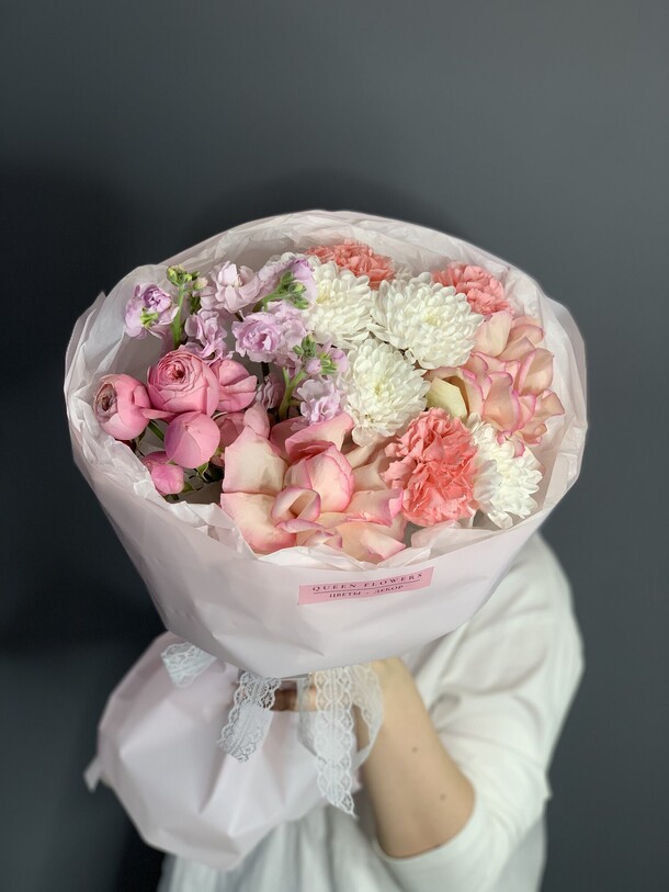 Нежный сборный букет 💐, артикул F1409840 - 4050 рублей, доставка по городу. Flawery - доставка цветов