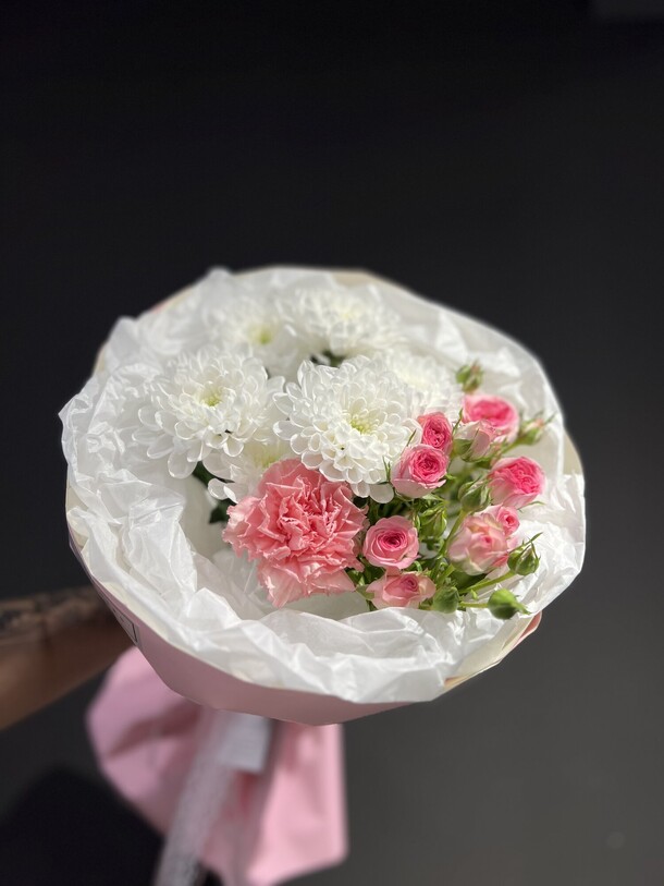 Нежный букет - комплимент, артикул F1410390 - 2066 рублей, доставка по городу. Flawery - доставка цветов